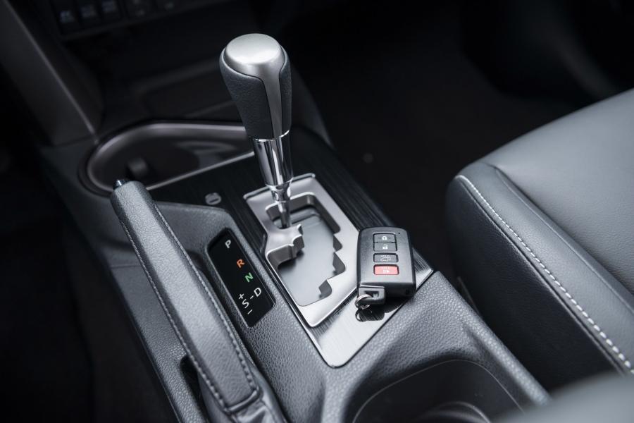  Toyota RAV4 Hybrid 2015 года  (US) (фото 44 из 51)